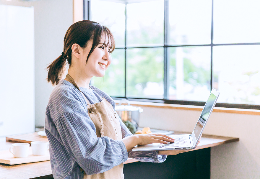 パソコンで作業する女性の写真