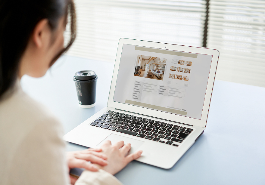ホームページを編集している女性の写真