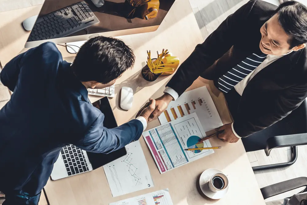 男性二人が握手をしている様子