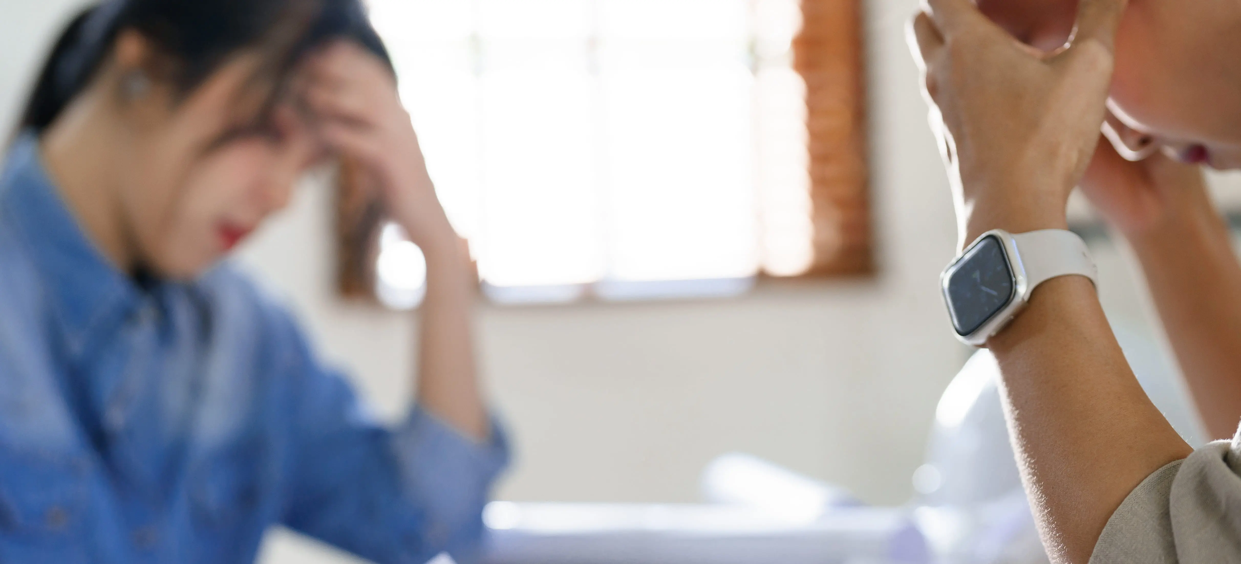 女性と男性が頭を抱えている様子